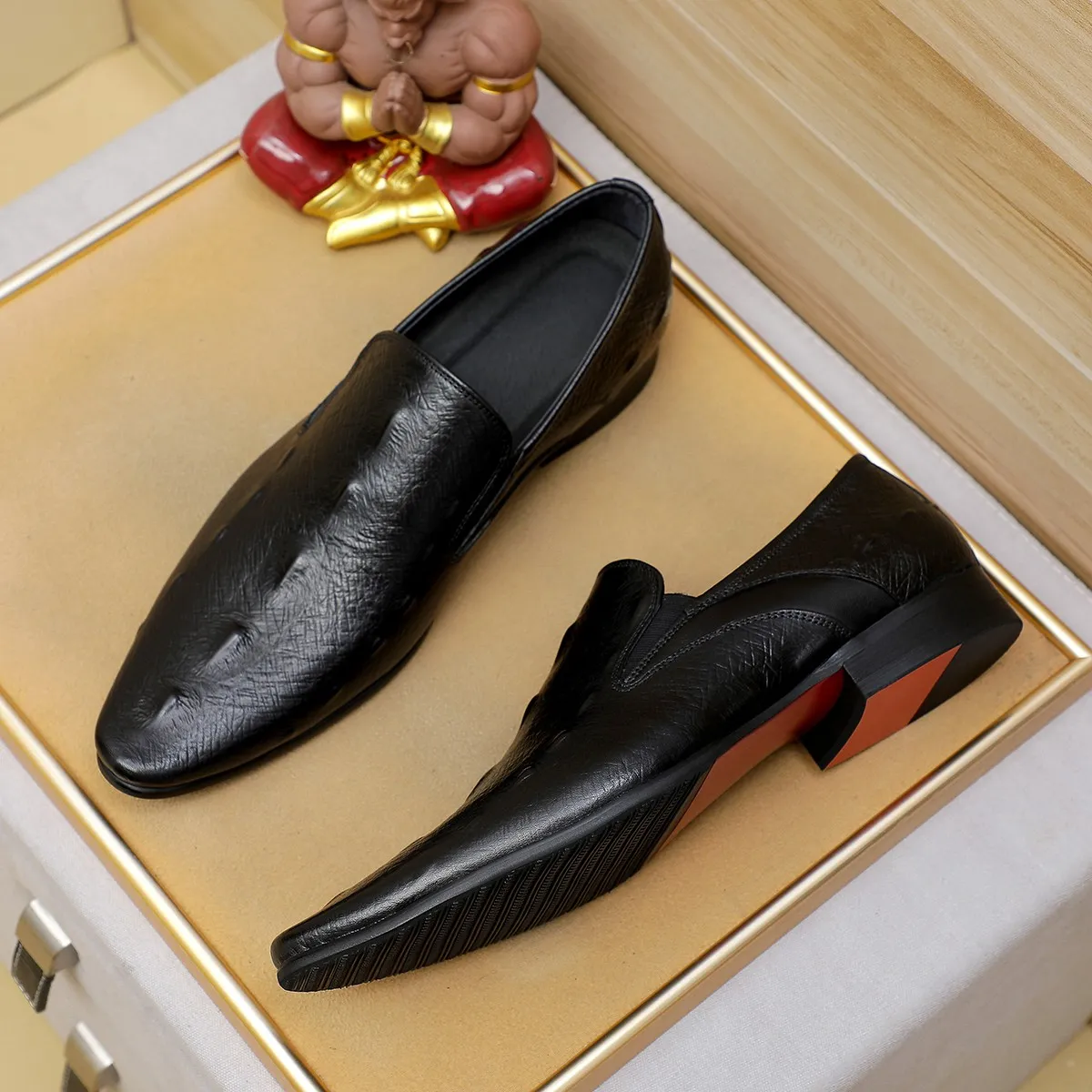 Men's shoes 💰540 💰 Louis Vuitton LV ® Autumn and Winter 🆕 models 🔛Full shoe counter First layer cowhide, 🐂leather lining casual shoes for men, super soft outsole, essential for driving. Counter synchronized original first layer cowhide completely 1:1 mold customization 🌹Top version, 2 colors optional! Number: 38-45 (37.46. Customized)
